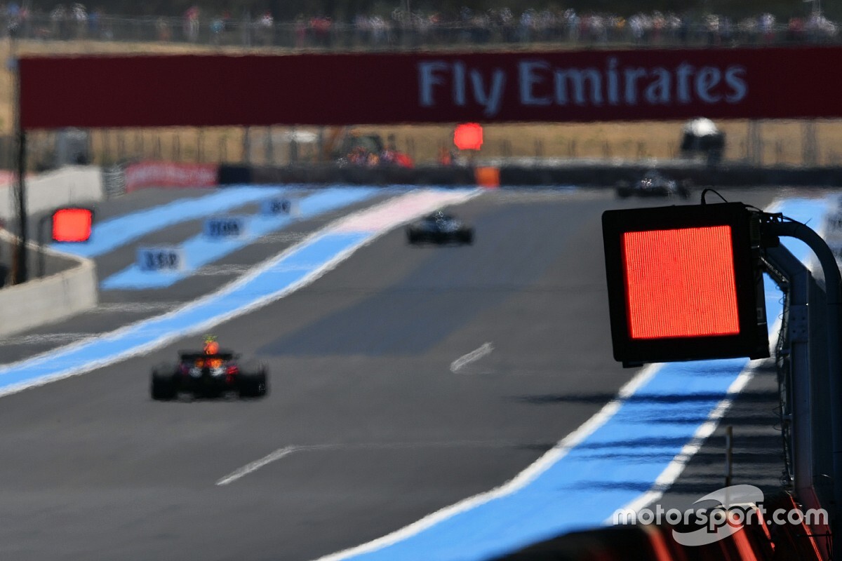 Pannelli luminosi obbligatori nei circuiti di F1 e MotoGP dal 2022