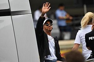 Hamilton şampiyona liderliğini alsa da soğukkanlılığını koruyor