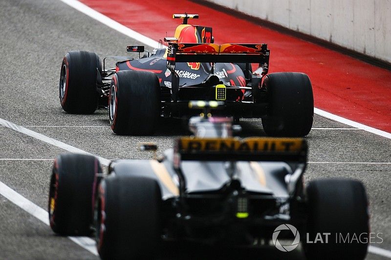 Max Verstappen, Red Bull Racing RB13, Carlos Sainz Jr., Renault Sport F1 Team RS17