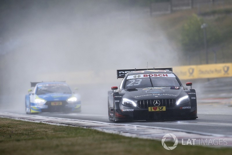 Гонку DTM остановили из-за дождевого хаоса на пит-лейне