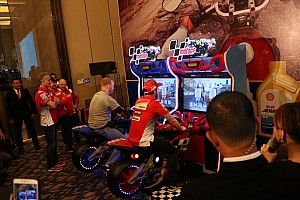GALERI: Dovizioso-Lorenzo 'balapan' lawan fans