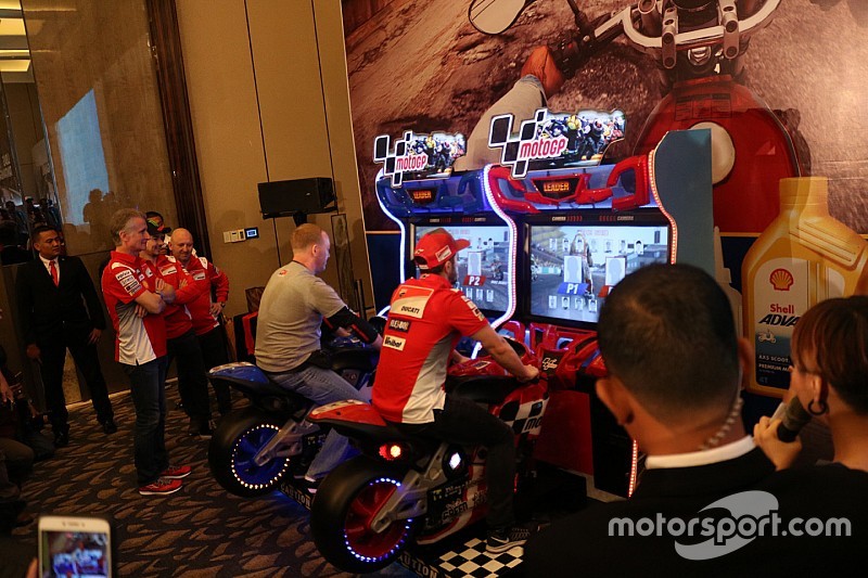 GALERI: Dovizioso-Lorenzo 'balapan' lawan fans