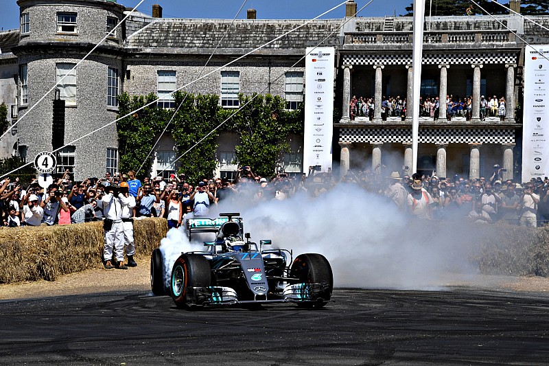 Video: Bottas voelt kampioensauto Rosberg aan de tand op Goodwood