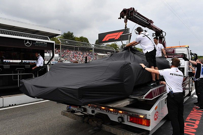 The car of Lewis Hamilton, Mercedes-AMG F1 W09 is recovered to the pits