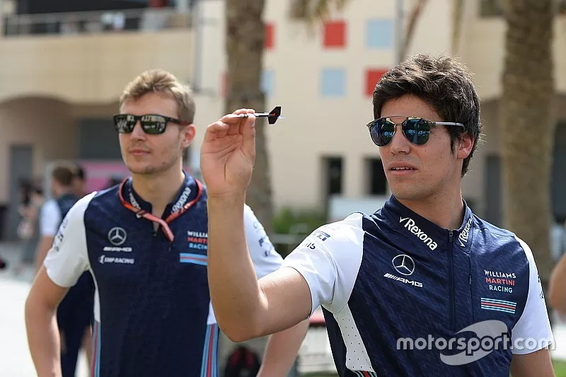 Lance Stroll, Williams et Sergey Sirotkin, Williams jouent aux fl&eacute;chettes