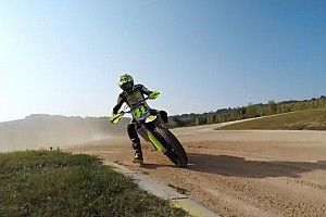 VIDEO: Rossi en su rancho de Tavullia