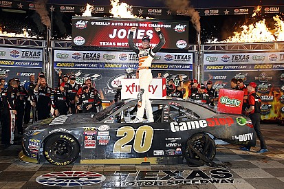 Erik Jones completa la barrida en Texas