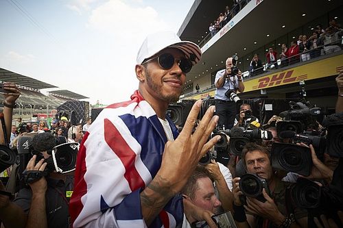 Hamilton recuerda a su ídolo Senna y critica el Halo en Brasil