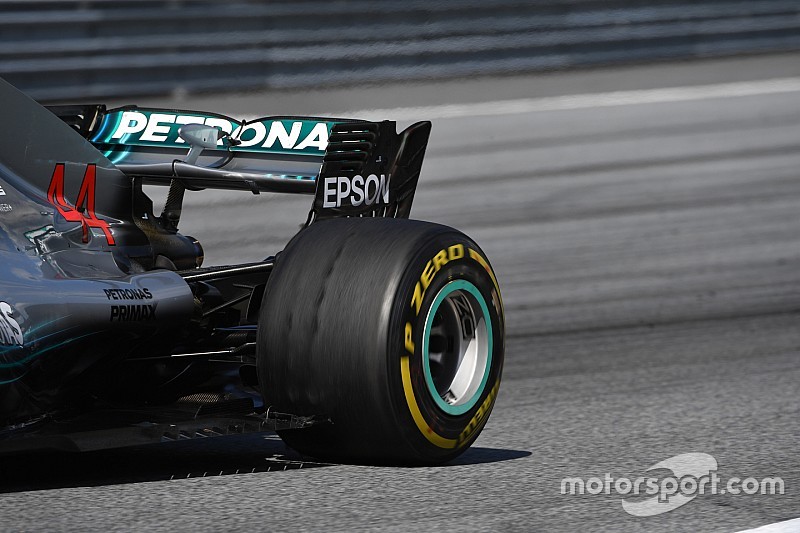 Гонщики Mercedes пожаловались на проблему пузырения шин Pirelli