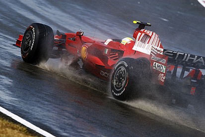 Akciójelenet a kaotikus 2008-as Brit Nagydíjról: üvölt a V8 (videó)