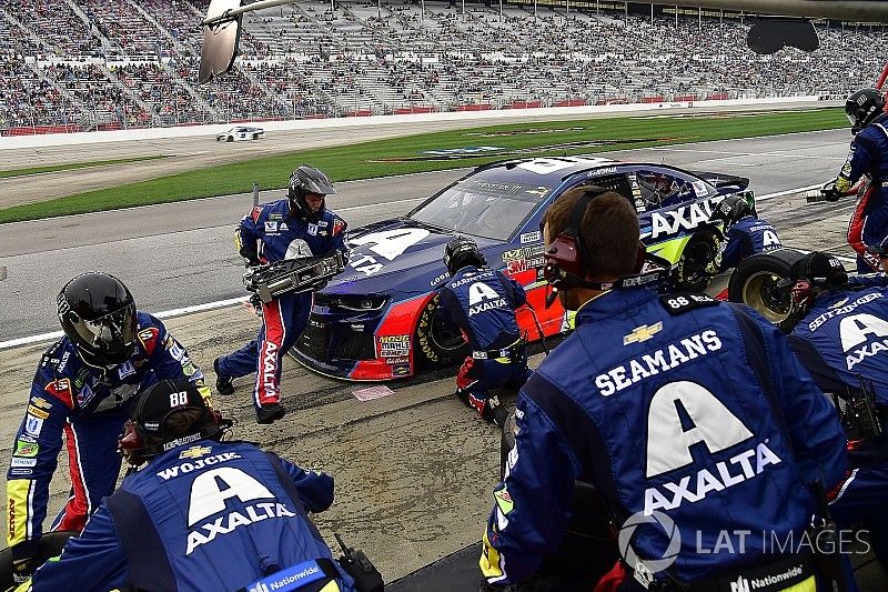 Alex Bowman, Hendrick Motorsports, Axalta Chevrolet Camaro pits