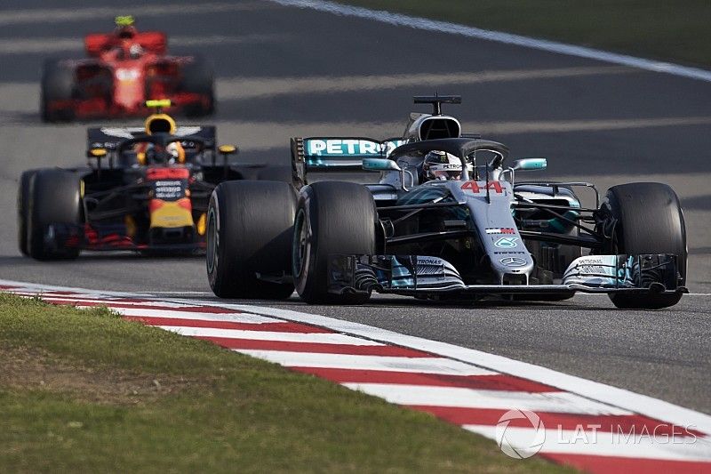 Lewis Hamilton, Mercedes AMG F1 W09, Max Verstappen, Red Bull Racing RB14 Tag Heuer