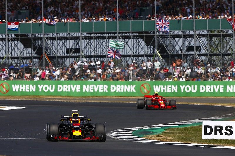 Daniel Ricciardo, Red Bull Racing RB14, voor Kimi Raikkonen, Ferrari SF71H