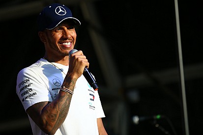 Hamilton tekent nieuw tweejarig contract bij Mercedes