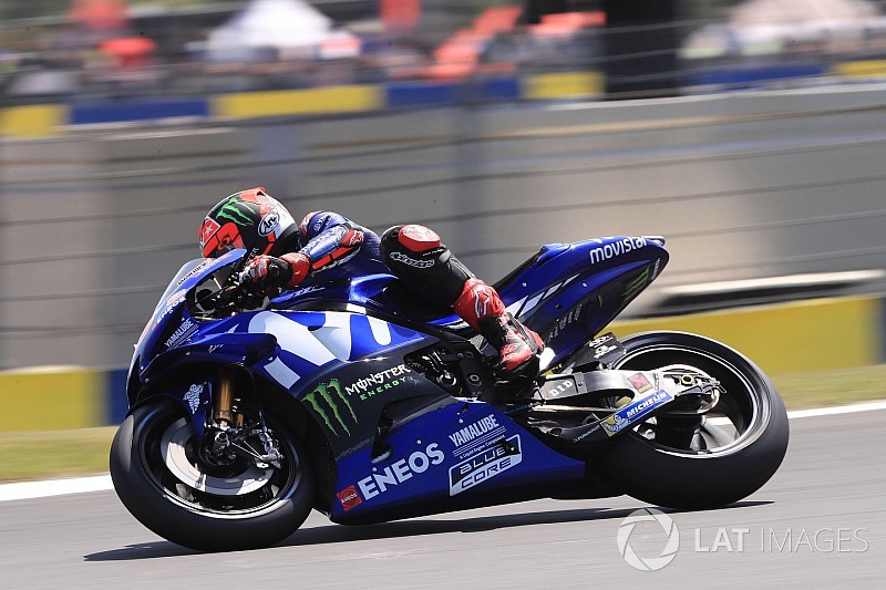 Viñales lidera la tercera práctica, con Rossi tercero