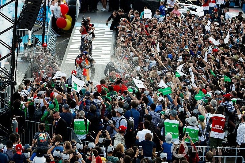 Ecclestone: a Formula E egy kellemes parti, olcsó belépővel