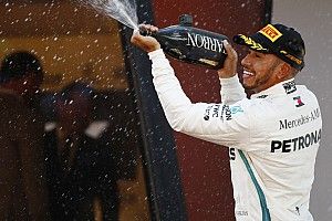 Хэмилтон выиграл в Барселоне, Ferrari ошиблась с тактикой Феттеля