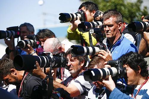 Архив Motorsport Images делает доступной функцию встраивания изображений