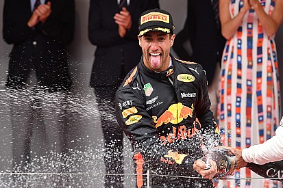Ricciardo wint ondanks probleem: “Dacht even dat het voorbij was”