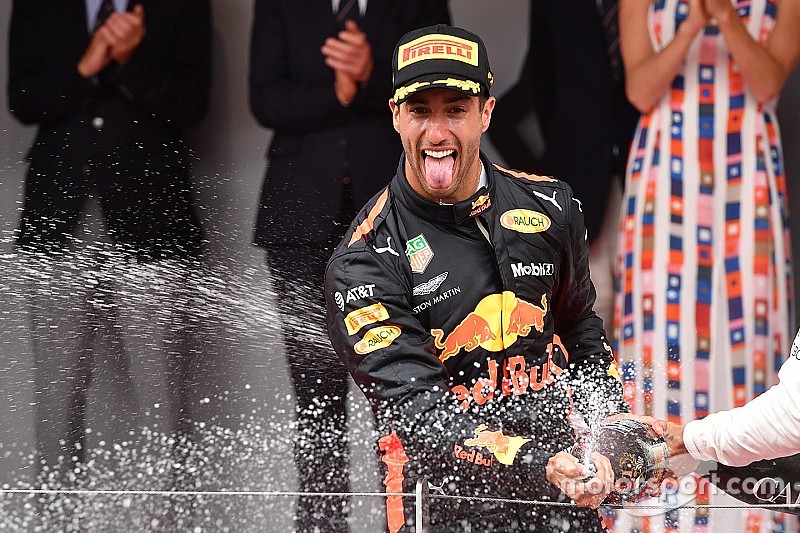 Ricciardo wint ondanks probleem: “Dacht even dat het voorbij was”