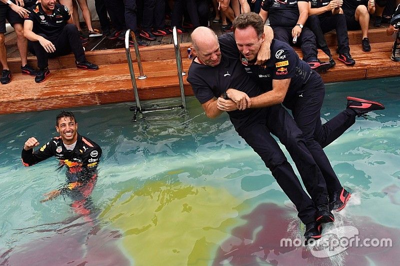 Christian Horner, director del equipo Red Bull Racing y Adrian Newey, Red Bull Racing saltan a la piscina de Red Bull Racing Energy Station