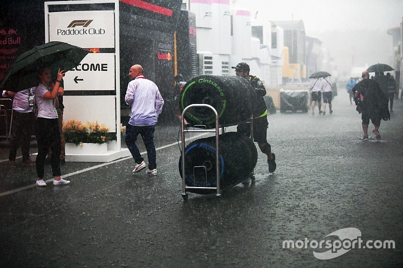Áll a víz Monzában az F1-es edzés előtt