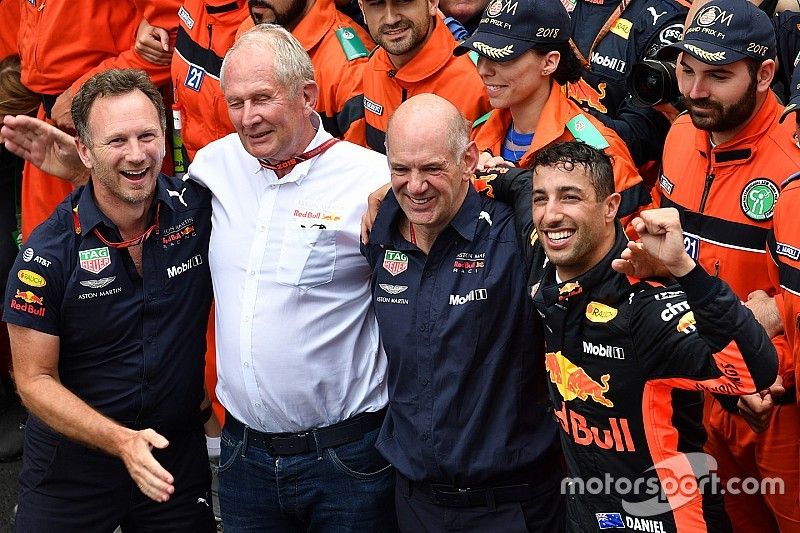 El ganador de la carrera Daniel Ricciardo, Red Bull Racing celebra en el parque cerrado con Christian Horner, director del equipo Red Bull Racing, Dr. Helmut Marko, consultor de Red Bull Motorsport y Adrian Newey, Red Bull Racing