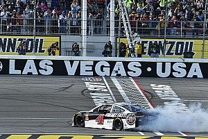 Харвик выиграл вторую гонку NASCAR подряд