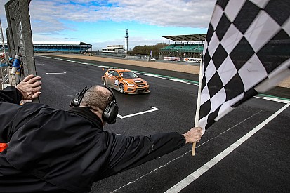 24H TCE Series: la Red Camel-Jordans.nl guida la tripletta SEAT a Silverstone