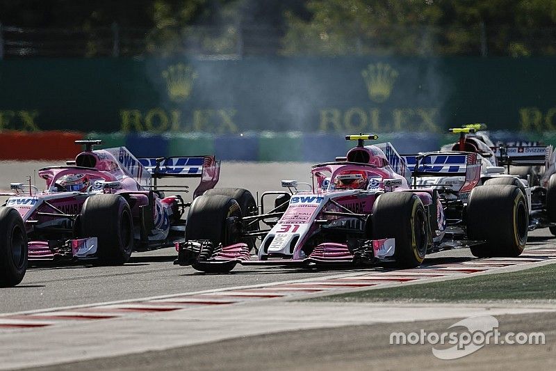 Sergio Perez, Force India VJM11, lotta con Esteban Ocon, Force India VJM11, davanti a Charles Leclerc, Sauber C37, alla partenza della gara