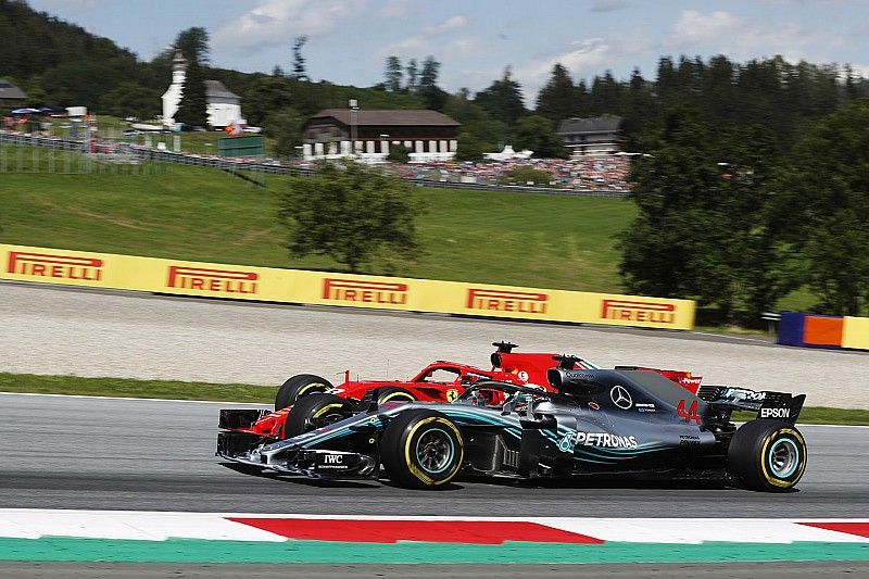 Sebastian Vettel, Ferrari SF71H, battles Lewis Hamilton, Mercedes AMG F1 W09