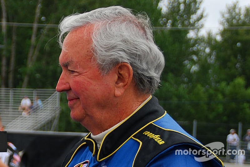 Piloto de 90 anos compete em prova oficial nos EUA