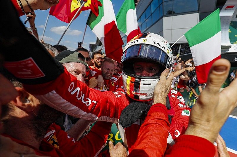 Winnaar Sebastian Vettel, Ferrari, met team in Parc Ferme