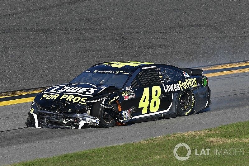 Crash: Jimmie Johnson, Hendrick Motorsports Chevrolet Camaro