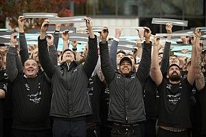 GALERIA: A festa de Hamilton na fábrica da Mercedes