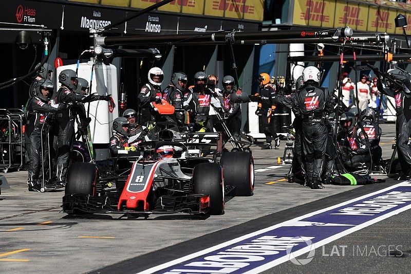 Romain Grosjean, Haas F1 Team VF-18 pit stop