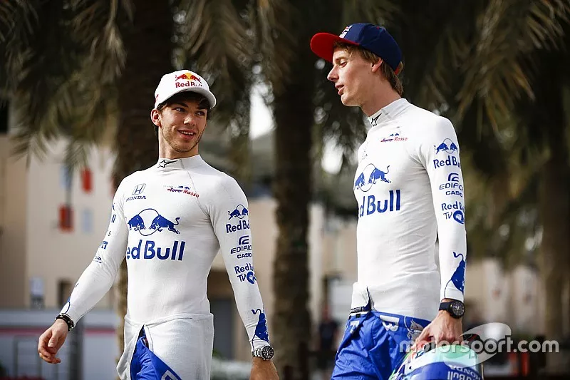 Pierre Gasly, Toro Rosso, discute avec Brendon Hartley, Toro Rosso