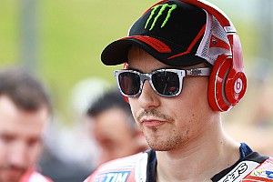 Lorenzo ikut berduka atas kepergian Chester Bennington