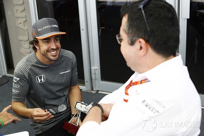 Fernando Alonso, McLaren, habla con Eric Boullier, Director deportivo, McLaren, despu&eacute;s de recibir u