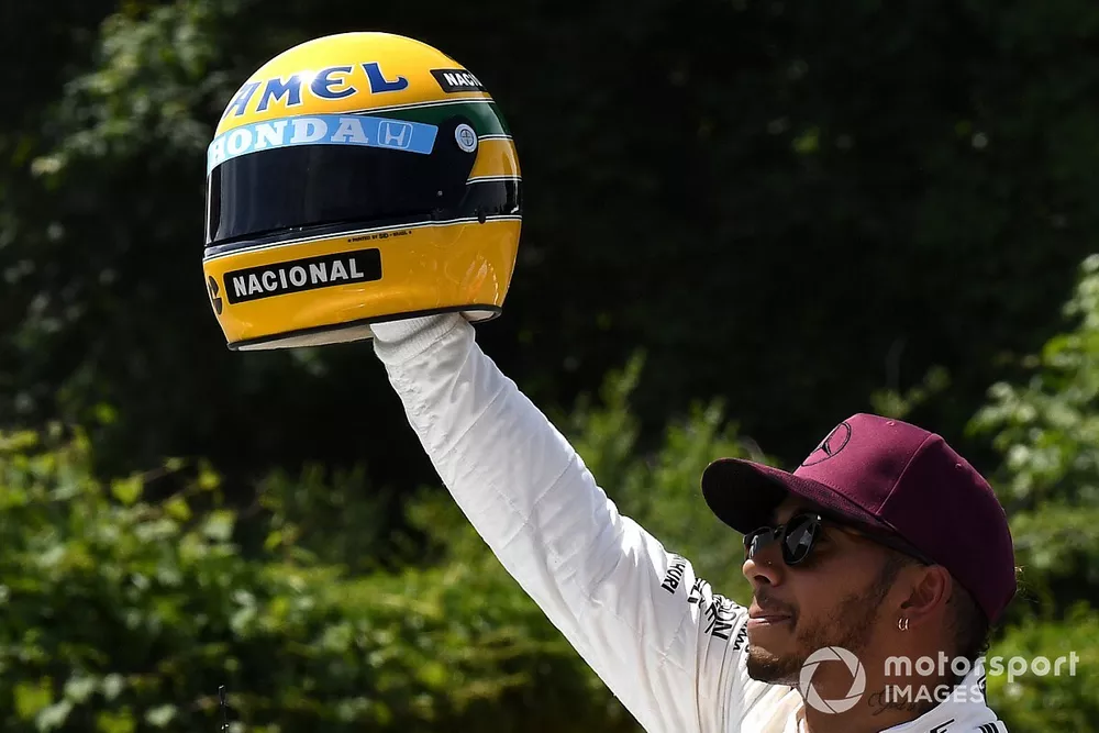 Ganador de la pole Lewis Hamilton, Mercedes AMG F1 celebra en parc ferme con el casco de Ayrton Senn