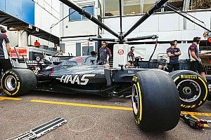 В Haas изменили ливрею, чтобы выделить на машинах логотип команды