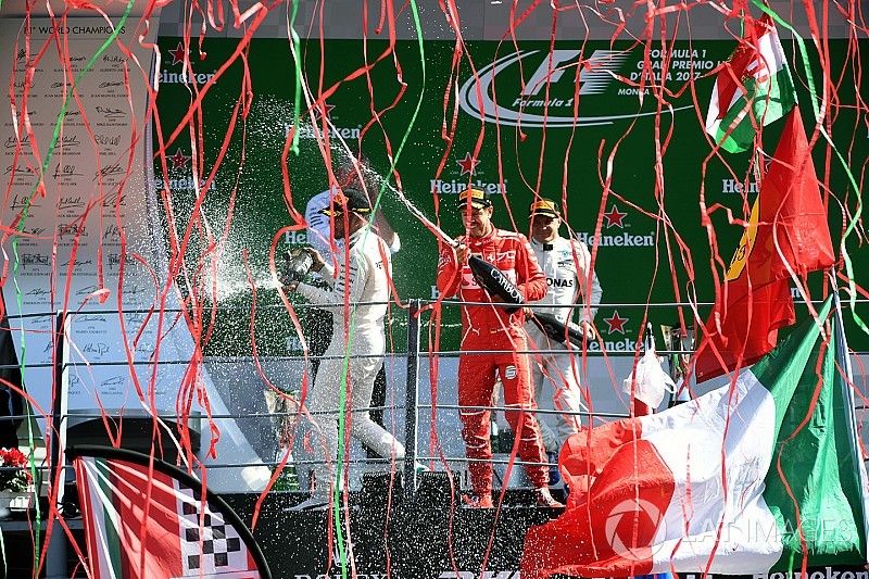 Podium: race winner Lewis Hamilton, Mercedes AMG F1, second place Valtteri Bottas, Mercedes AMG F1, 