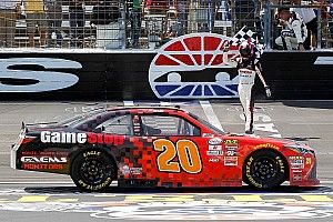 Erik Jones domina en Texas y gana en Xfinity