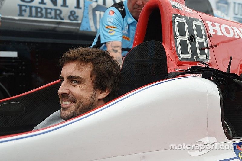 Fernando Alonso, Marco Andretti'nin aracına oturuyor