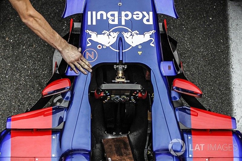 Volante y detalle de la cabina de la Scuderia Toro Rosso STR12