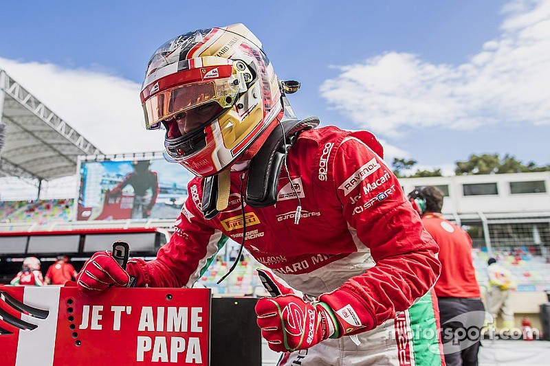 Leclerc draagt F2-pole op aan overleden vader
