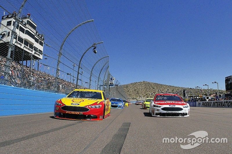 Joey Logano, Team Penske Ford y Ryan Blaney, Wood Brothers Racing Ford, detrás del pace car