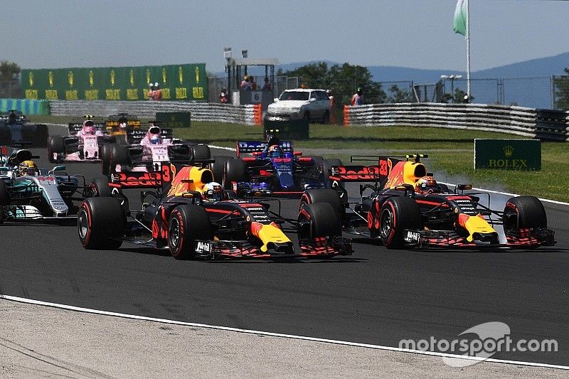 Daniel Ricciardo, Red Bull Racing RB13 y Max Verstappen, Red Bull Racing RB13 al inicio de la carrer