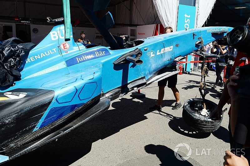 El coche dañado de Sébastien Buemi, Renault e.Dams, es llevado a pits después del choque