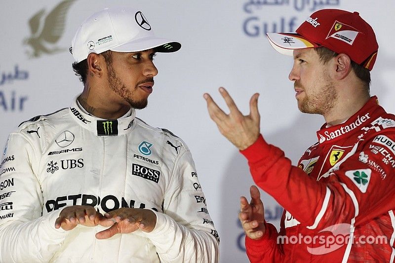 Podio: ganador Sebastian Vettel, Ferrari, Mercedes AMG F1 Lewis Hamilton el segundo lugar y tercer l